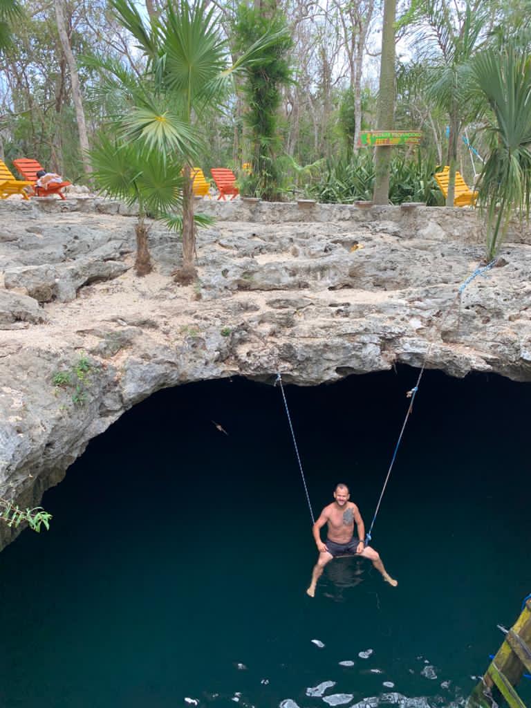 Cenote Calavera con aberturas en el techo y rayos de luz sobre el agua